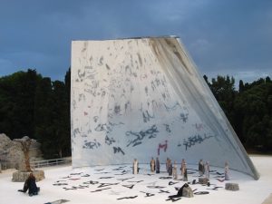 Scenografia di M. Fuksas per Medea.