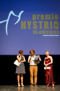 Michele Santeramo con Veronica Cruciani e Claudia Cannella, durante la premiazione (foto: Marina Siciliano).